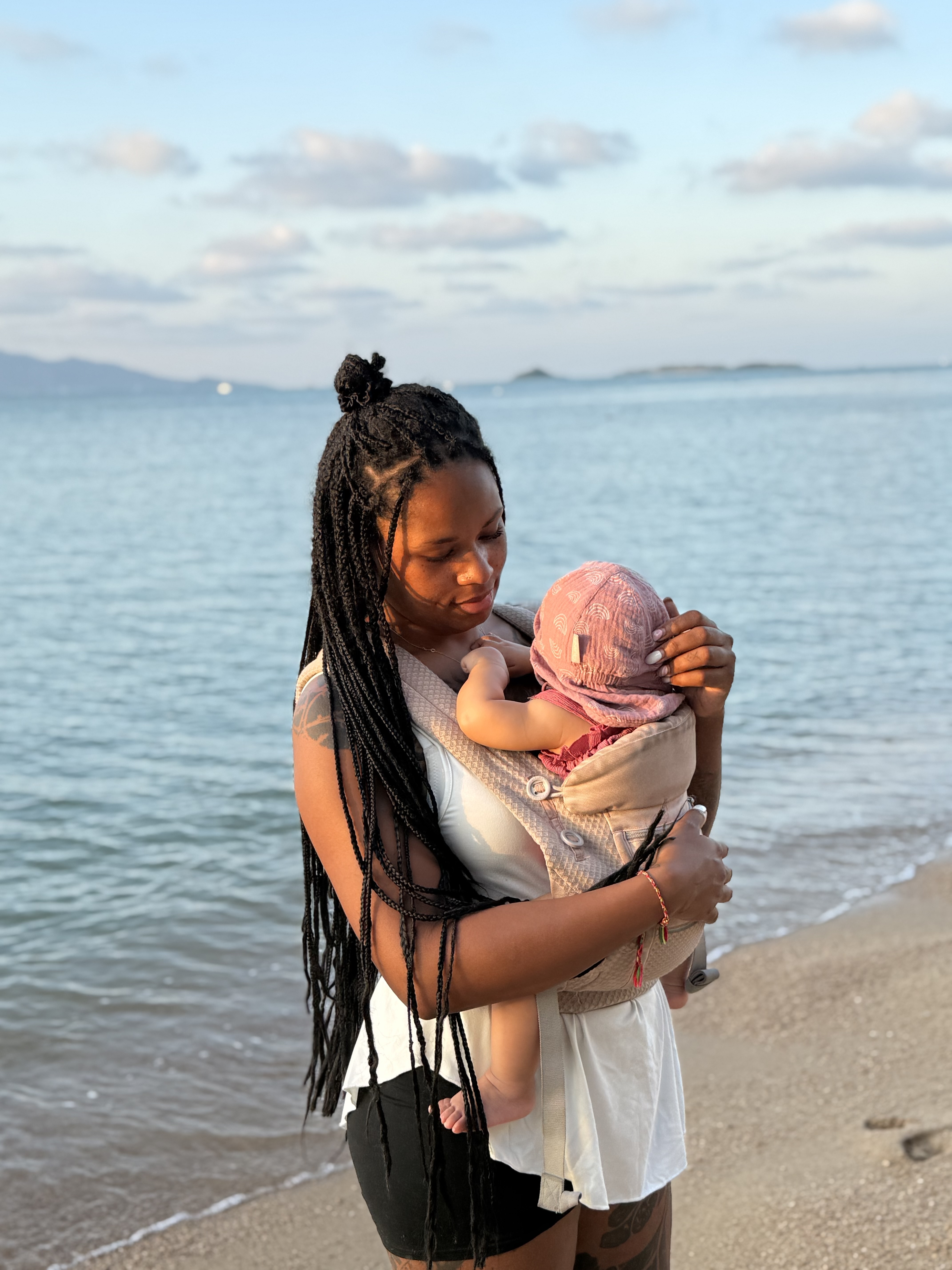Mutter hält ihr Baby eng an sich – ruhiger Moment beim Bonding